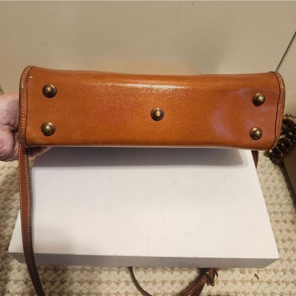 Vintage VG '80s Dooney & Bourke Classic Black/Tan Leather Zip Top Crossbody Bag - Picture 9 of 10